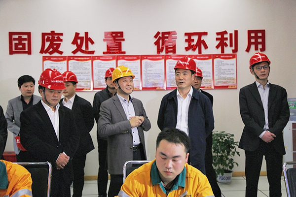 2016年3月，浙江省人大常委會副主任趙光君（右二，時任金華市委書記）來集團(tuán)調(diào)研水泥窯協(xié)同處置固廢項目，肯定集團(tuán)在“五水共治”、環(huán)境保護(hù)等方面作出的貢獻(xiàn)
