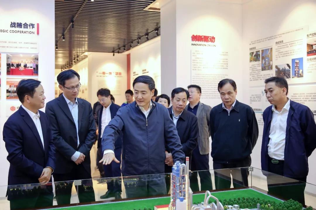 浙江省人大常委會副主任趙光君（左三）看望省人大代表、紅獅集團(tuán)董事長章小華